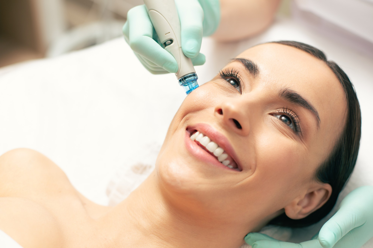 Beylikdüzü güzellik merkezinde profesyonel cilt bakımı uygulaması